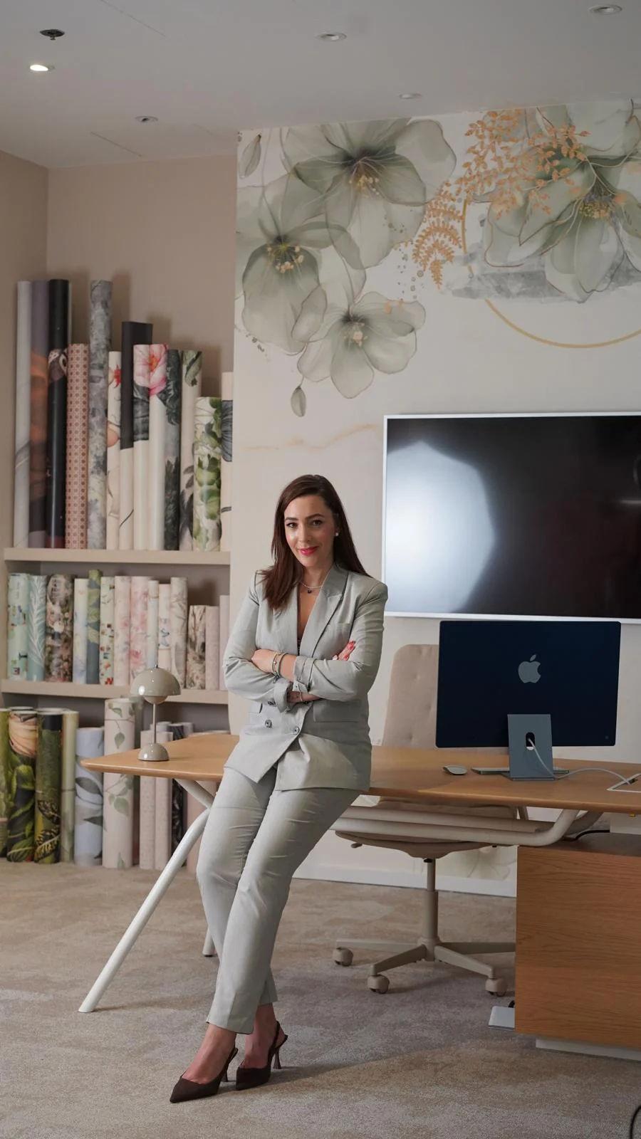 Ivana Novosel u prostoru s uzorcima zidnih obloga